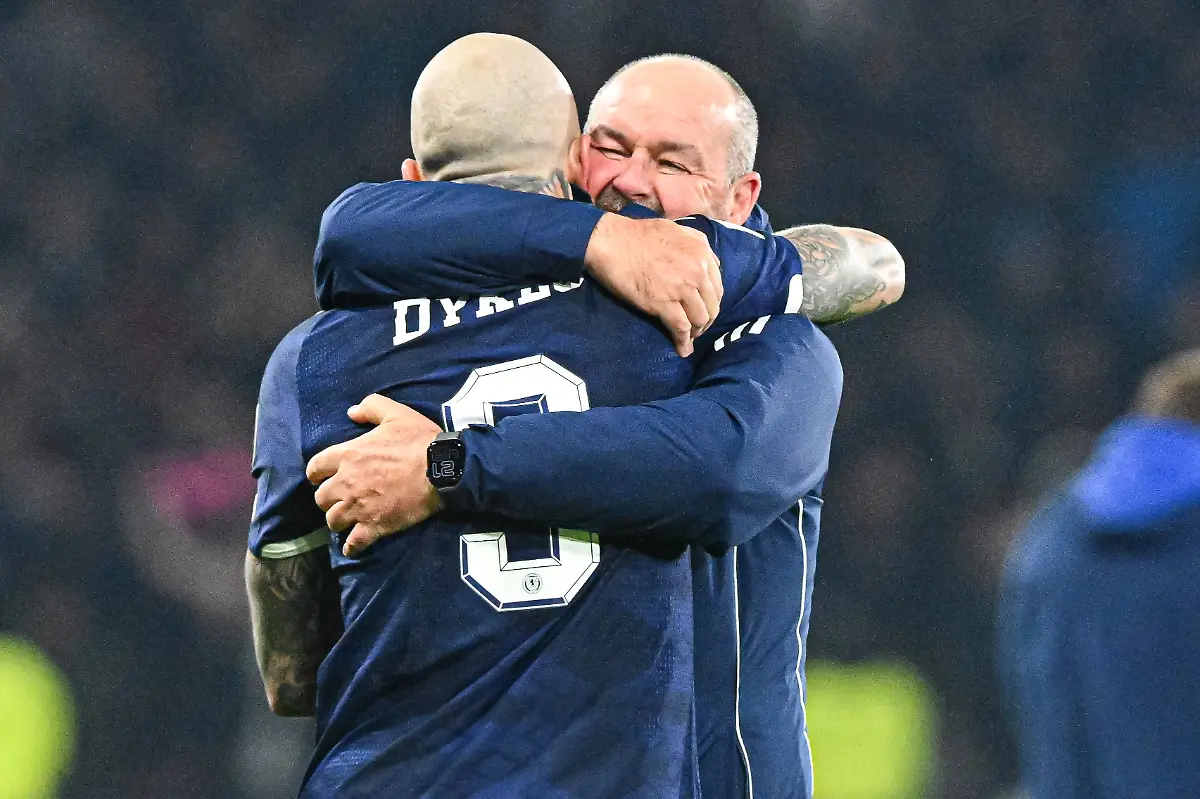 Scotland-v-Denmark-2026-FIFA-World-Cup-WM-Weltmeisterschaft-Fussball-Qualifiers-Manager-Steve-Clarke-and-Lyndon-Dykes-of-Scotland-celebrate-their-sides-win-at-full-time-as-they-qualify-for-the-world-cup-during-the-2026-FIFA-World-Cup-Qualifiers-Group-C-match-at-Hampden-Park-Glasgow-UK-Newspapers-OUT-Copyright-xJamiexJohnstonx-FIL-22514-0038