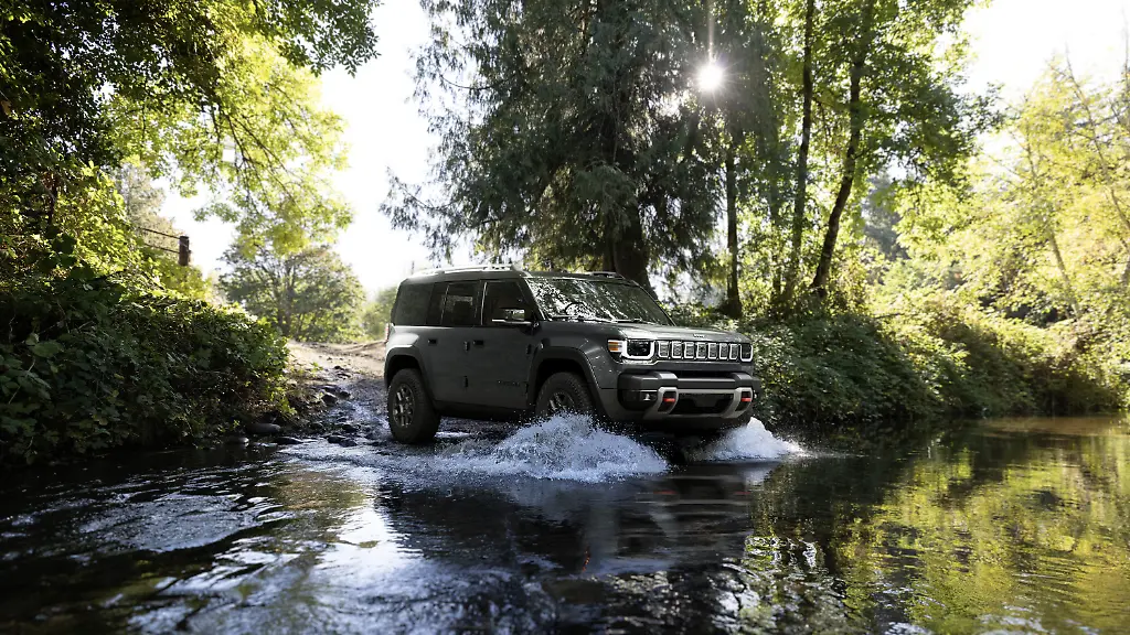 Der-kommt-durch-Von-solchen-Wasserdurchfahrten-laesst-sich-der-Jeep-Recon-nicht-stoppen