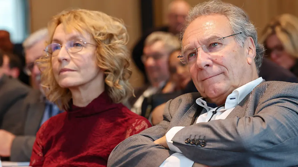 Klaus-Ernst-r-und-Irmgard-Freihoffer-die-beiden-designierten-Landesvorsitzenden-hoeren-einer-Rede-bei-der-Gruendungsversammlung-des-bayerischen-Landesverbandes-des-BSW-zu