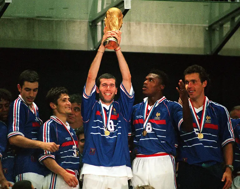 Bildnummer-01669225-Datum-12-07-1998-Copyright-imago-Colorsport-Weltmeister-Frankreich-v-li-Robert-Pires-Bixente-Lizarazu-Zinedine-Zidane-mit-dem-Weltpokal-Marcel-Desailly-und-Laurent-Blanc-PUBLICATIONxINxGERxSUIxAUTxHUNxUSAxONLY-Vneg-quer-Siegerehrung-Podium-Podest-Sieg-Sieger-Jubel-jubeln-Siegesjubel-Gold-Medaille-Goldmedaille-Medaillen-Goldmedaillen-Trophaee-Pokal-Weltmeisterschaftspokal-Emotionen-gluecklich-Weltmeisterschaft-1998-Nationalmannschaft-Nationalteam-Nationaltrikot-Laenderspiel-Finale-Paris-St