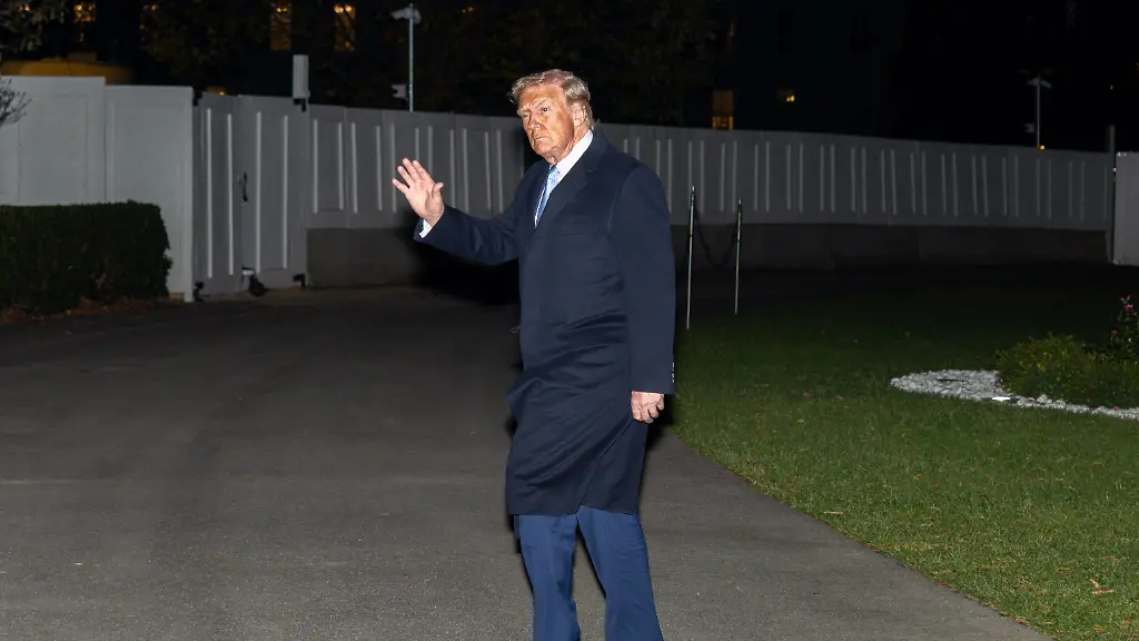 November-16-2025-Washington-District-Of-Columbia-USA-President-DONALD-TRUMP-waves-to-the-press-as-he-walks-into-the-south-side-of-the-White-House-after-arriving-back-on-Marine-One-from-a-weekend-in-Florida