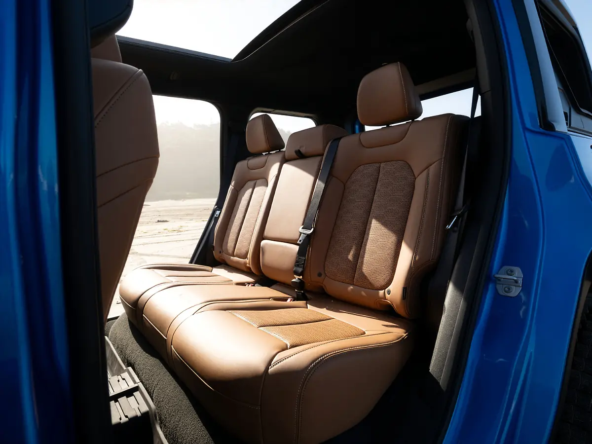 Gute-Aussichten-Im-Fond-gibt-es-bei-Bedarf-freien-Blick-nach-draussen-und-droben