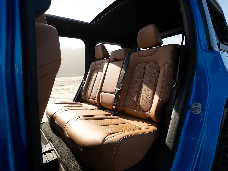 Gute-Aussichten-Im-Fond-gibt-es-bei-Bedarf-freien-Blick-nach-draussen-und-droben