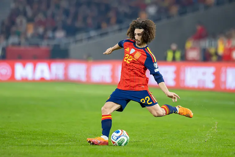 Spain-v-Turkiye-FIFA-World-Cup-WM-Weltmeisterschaft-Fussball-2026-Qualifier-SEVILLE-SPAIN-NOVEMBER-18-Marc-Cucurella-Saseta-of-Spain-and-Chelsea-passes-the-ball-during-to-the-FIFA-World-Cup-2026-qualifier-match-between-Spain-and-Turkiye-at-Estadio-de-La-Cartuja-on-November-18-2025-in-Seville-Spain