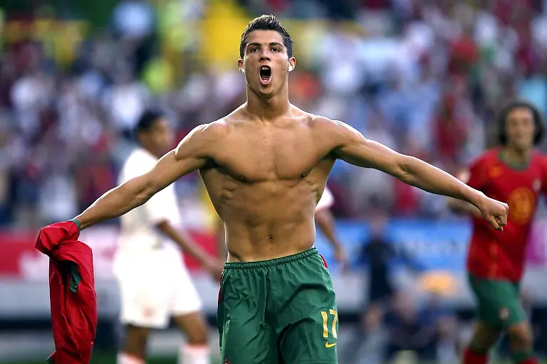 Cristiano-Ronaldo-Portugal-Torjubel-Fussball-EM-Herren-Euro-2004-Europameisterschaft-Laenderspiel-Nationalmannschaft-Nationalteam-Halbfinale-Aufmacher-Einzelbild-Lissabon-Freude-Begeisterung