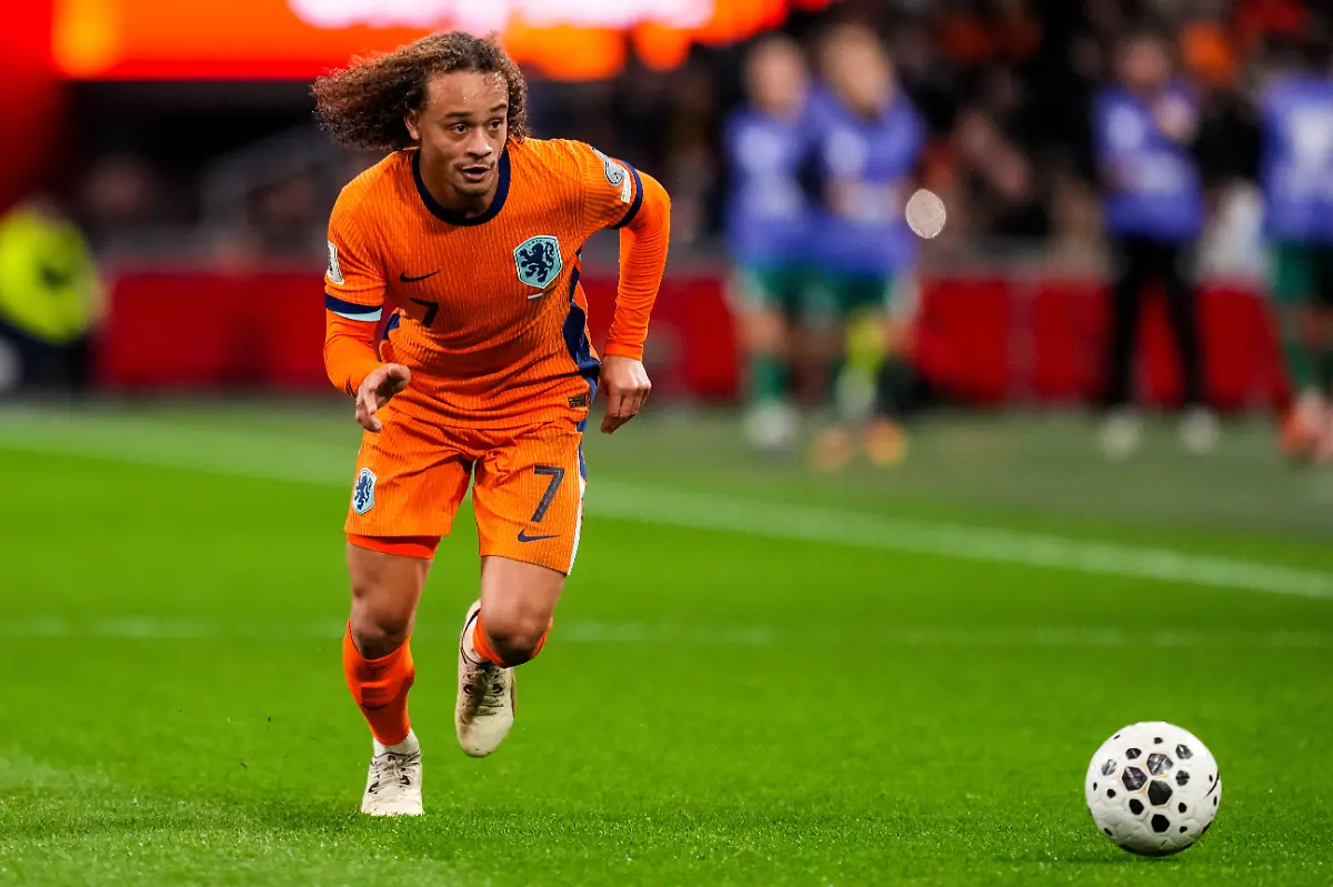 AMSTERDAM-NETHERLANDS-NOVEMBER-17-Xavi-Simons-of-Netherlands-dribbles-with-the-ball-during-the-FIFA-World-Cup-WM-Weltmeisterschaft-Fussball-2026-qualifier-match-between-Netherlands-and-Lithuania-at-Johan-Cruijff-Arena-on-November-17-2025-in-Amsterdam-Netherlands