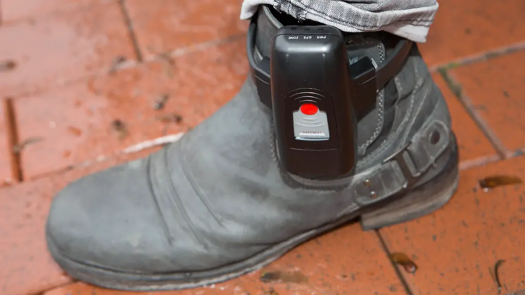 DEUTSCHLAND-BAD-VILBEL-JANUAR-13-Gemeinsame-elektronische-Ueberwachungsstelle-der-Laender-GUeL-in-Bad-Vilbel-Das-Foto-zeigt-eine-elektronische-Fussfessel-an-einem-Fussgelenk