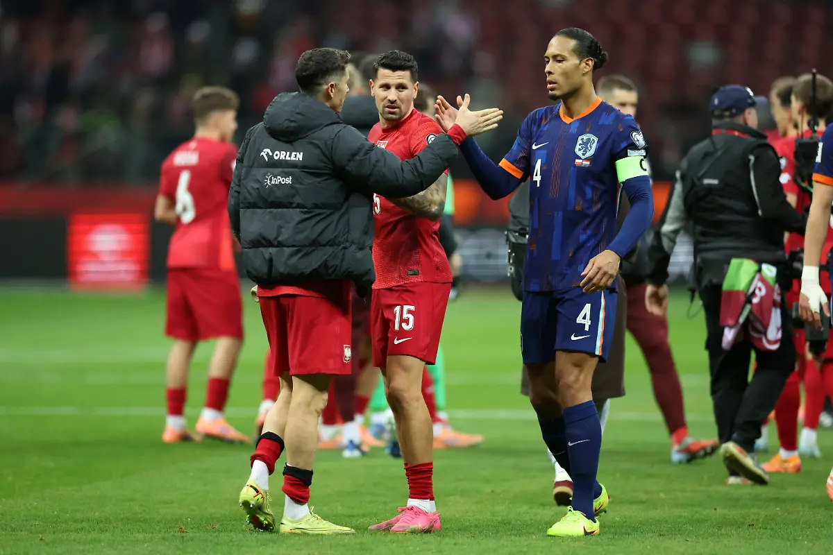 WARSZAWA-14-11-2025-MECZ-7-KOLEJKA-GRUPA-G-ELIMINACJE-DO-MISTRZOSTW-SWIATA-2026-POLSKA-HOLANDIA-1-1-FIFA-World-Cup-WM-Weltmeisterschaft-Fussball-2026-QUALIFYING-ROUND-GROUP-G-MATCH-IN-WARSAW-POLAND-NETHERLANDS-1-1-ROBERT-LEWANDOWSKI-PAWEL-WSZOLEK-VIRGIL-VAN-DIJK-FOT-PIOTR-KUCZA-FOTOPYK-NEWSPIX-PL-newspix
