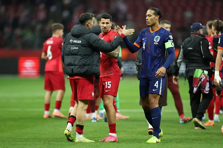 WARSZAWA-14-11-2025-MECZ-7-KOLEJKA-GRUPA-G-ELIMINACJE-DO-MISTRZOSTW-SWIATA-2026-POLSKA-HOLANDIA-1-1-FIFA-World-Cup-WM-Weltmeisterschaft-Fussball-2026-QUALIFYING-ROUND-GROUP-G-MATCH-IN-WARSAW-POLAND-NETHERLANDS-1-1-ROBERT-LEWANDOWSKI-PAWEL-WSZOLEK-VIRGIL-VAN-DIJK-FOT-PIOTR-KUCZA-FOTOPYK-NEWSPIX-PL-newspix