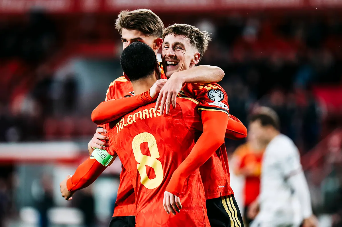 FIFA-World-Cup-WM-Weltmeisterschaft-Fussball-UEFA-Qualifiers-Belgien-Liechtenstein-18-11-2025-Charles-De-Ketelaere-Belgien-17-Youri-Tielemans-Belgien-8-und-Alexis-Saelemaekers-Belgien-22-jubeln-zum-5-0-durch-Alexis-Saelemaekers-Belgien-22-FIFA-World-Cup-UEFA-Qualifiers-Belgien-Liechtenstein-Luettich-Maurice-Dufrasne-Stadion-18-11