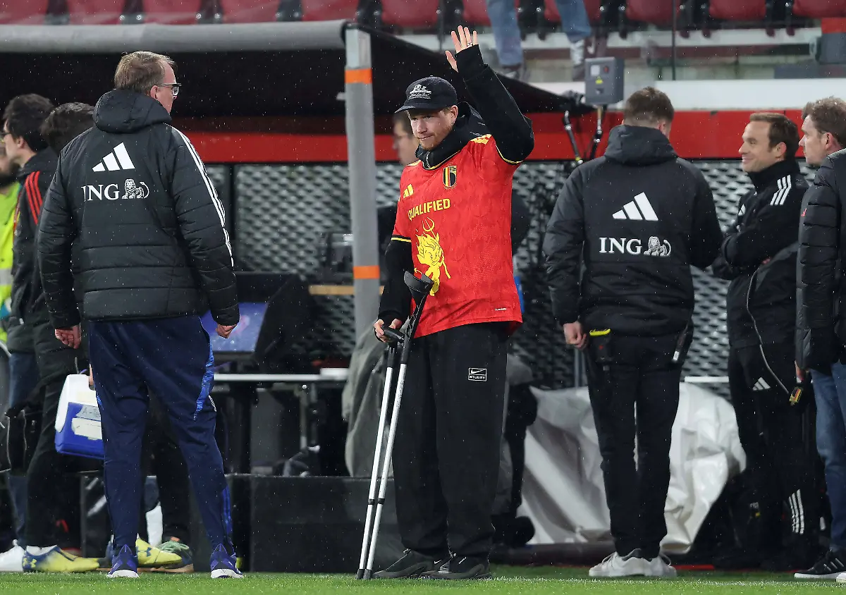 Belgium-v-Liechtenstein-FIFA-World-Cup-WM-Weltmeisterschaft-Fussball-2026-Qualifying-League-Phase-Group-J-Stade-Maurice-Dufrasne-Liege-Belgium-18th-November-2025-C-Daniel-Weir-Crystal-Pix-Kevin-De-Bruyne-of-Belgium-national-team-Nationalteam-celebrates-on-the-pitch-on-crutches-injured-at-the-full-time-whistle-after-Belgium-qualified-for-the-2026-FIFA-World-Cup-Belgium-v-Liechtenstein-FIFA-World-Cup-2026-Qualifying-League-Phase-Group-J-Stade-Maurice-Dufrasne-Liege-Belgium-18th-November-2025