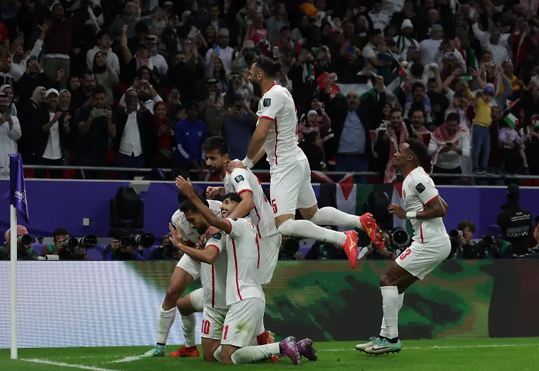 Sport-Bilder-des-Tages-DOHA-QATAR-FEBRUARY-06-Yazan-Al-Naimat-Musa-Al-Taamari-Nizar-Al-Rashdan-Yazan-Al-Arab-players-of-national-team-Nationalteam-of-Jordan-celebrates-after-scoring-a-goal-during-the-AFC-Asian-Cup-semi-final-match-between-Jordan-and-South-Korea-at-Ahmad-Bin-Ali-Stadium-on-February-06-2024-in-Doha-Qatar-Jordan-v-South-Korea-Semi-Final-AFC-Asian-Cup-Copyright-xSebastianxFrejx