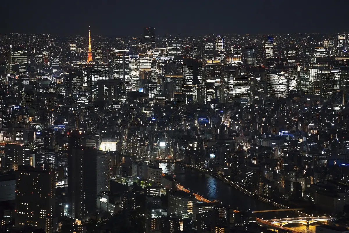 Luftaufnahme-der-Metropole-Tokio-mit-ihren-Hochhaeusern-Gebaeuden-Wolkenkratzern-dem-Sumida-Fluss-und-dem-beleuchteten-Tokio-Tower-bei-Nacht-Japan-Asien