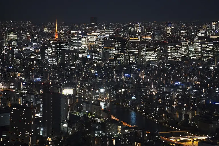 Luftaufnahme-der-Metropole-Tokio-mit-ihren-Hochhaeusern-Gebaeuden-Wolkenkratzern-dem-Sumida-Fluss-und-dem-beleuchteten-Tokio-Tower-bei-Nacht-Japan-Asien