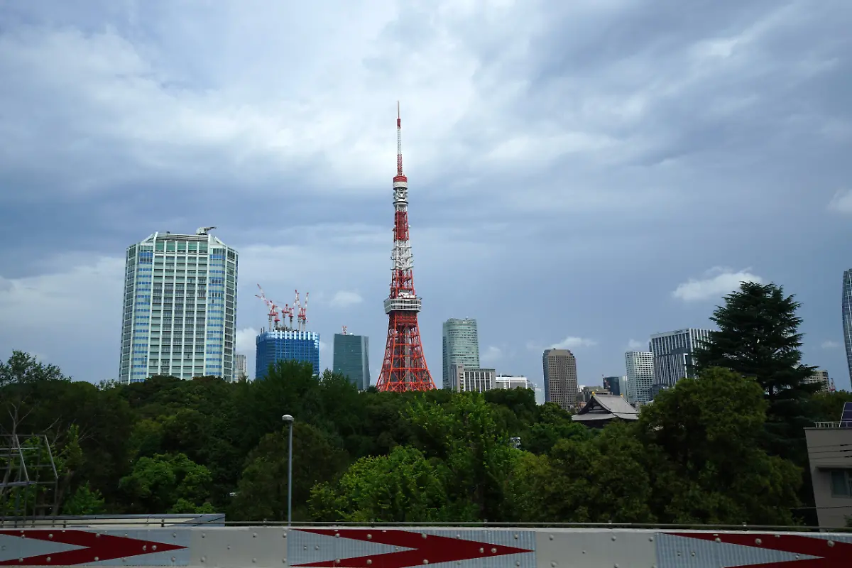 Der-Tokyo-Tower-steht-im-Shiba-Park-Es-handelt-sich-um-einen-im-Jahre-1958-gebauten-Fernsehturm-in-Anlehnung-nach-dem-Vorbild-des-Eiffelturms-in-Paris