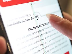 Evropska komisija želi poenostaviti digitalne zakone EU, kritiki opozarjajo na tveganja za zasebnost