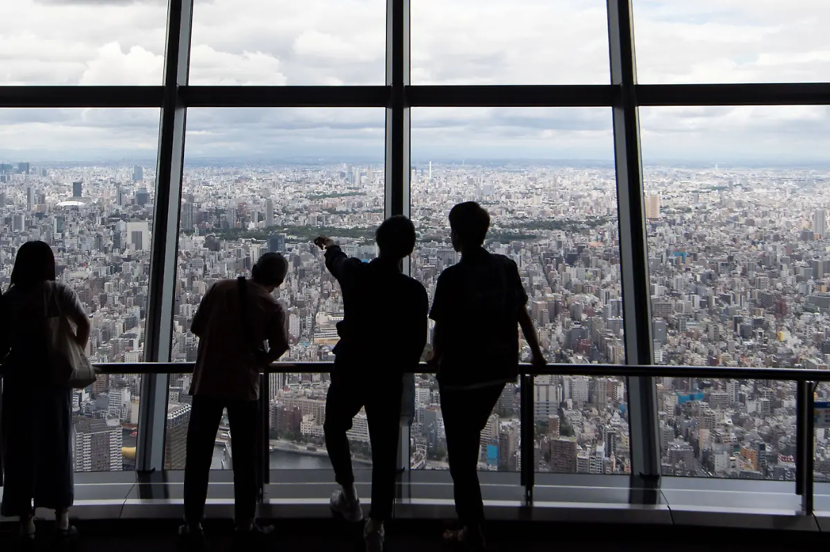 Besucher-schauen-auf-Tokio-vom-Tokyo-Skytree-Fernsehturm-in-der-japanischen-Hauptstadt-Tokio