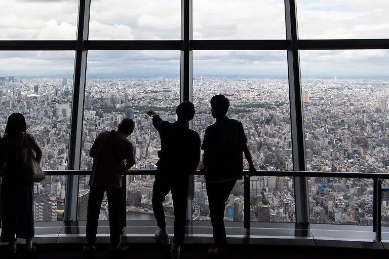 Besucher-schauen-auf-Tokio-vom-Tokyo-Skytree-Fernsehturm-in-der-japanischen-Hauptstadt-Tokio