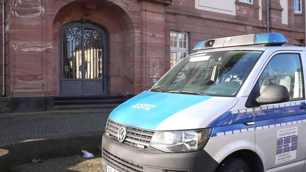 Ein-Gefangenentransporter-steht-vor-dem-Gebaeude-des-Oberlandesgerichts-Im-Prozess-um-Plaene-fuer-einen-Umsturz-in-Deutschland-und-eine-Entfuehrung-von-Gesundheitsminister-Lauterbach-SPD-sind-vier-Raedelsfuehrer-zu-mehrjaehrigen-Haftstrafen-verurteilt-worden-Das-sagte-die-Richterin-am-Oberlandesgericht-Koblenz