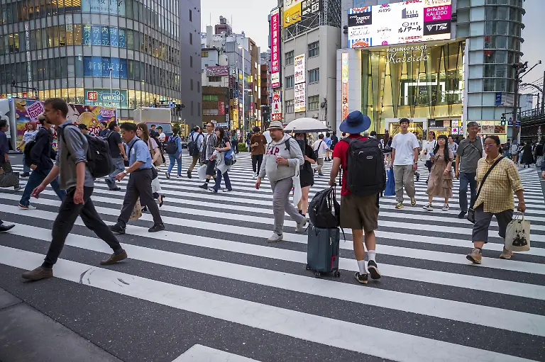 Leute-die-Fussgaengerueberwege-ueberqueren-Tokyo-Japan-Asien