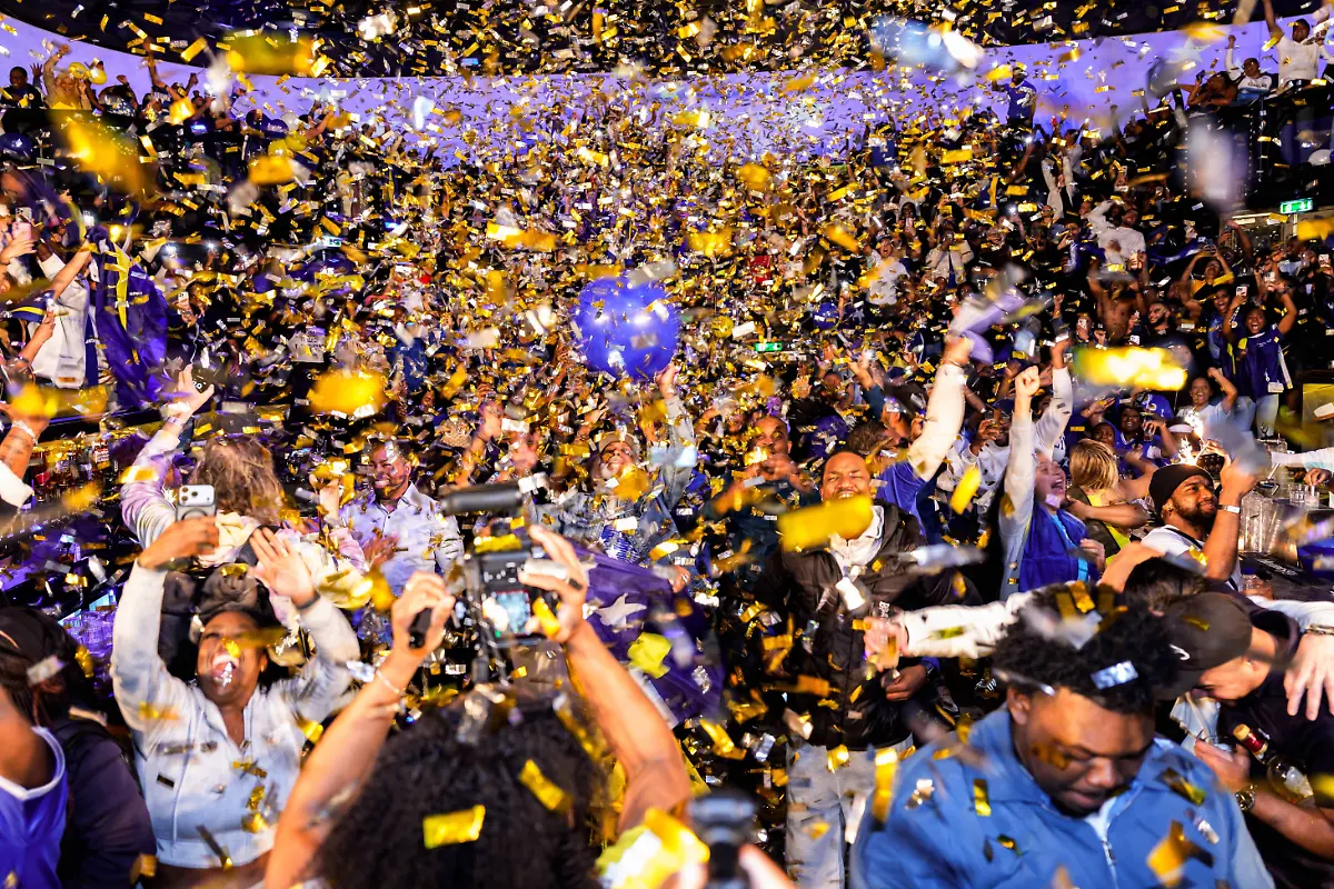 ROTTERDAM-Curacao-football-fans-watch-the-final-qualifying-match-for-the-FIFA-World-Cup-WM-Weltmeisterschaft-Fussball-in-a-Rotterdam-cafe-ANP-MARCO-VAN-DER-CAAIJ-netherlands-out-belgium-out-Rotterdam-xVIxxIVx-542474453-originalFilename-542474453