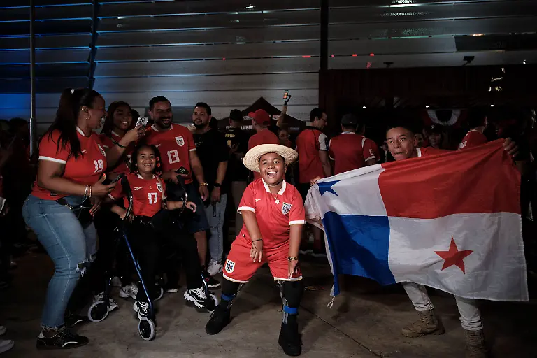 Fussball-WM-Quali-Panama-El-Salvador-251119-PANAMA-CITY-Nov-19-2025-Fans-of-Panama-celebrate-after-the-2026-FIFA-World-Cup-WM-Weltmeisterschaft-Fussball-CONCACAF-qualifier-football-match-between-Panama-and-El-Salvador-in-Panama-City-Panama-on-Nov-18-2025