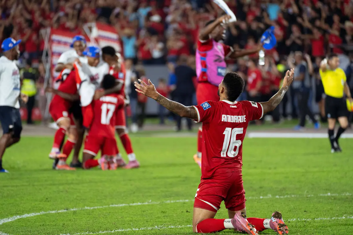 Sport-Bilder-des-Tages-Fussball-WM-Quali-Panama-El-Salvador-251119-PANAMA-CITY-Nov-19-2025-Andres-Andrade-front-of-Panama-celebrates-during-the-2026-FIFA-World-Cup-WM-Weltmeisterschaft-Fussball-CONCACAF-qualifier-football-match-between-Panama-and-El-Salvador-in-Panama-City-Panama-on-Nov-18-2025