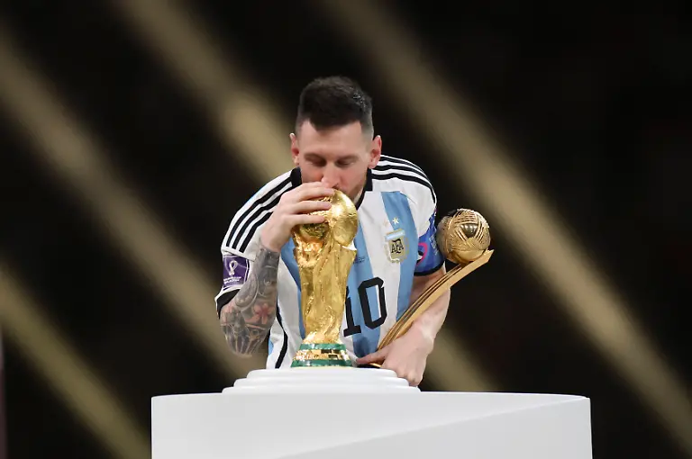 230110-BEIJING-Jan-10-2023-Lionel-Messi-of-Argentina-kisses-the-World-Cup-Trophy-during-the-awarding-ceremony-of-the-2022-FIFA-World-Cup-WM-Weltmeisterschaft-Fussball-at-Lusail-Stadium-in-Lusail-Qatar-Dec-18-2022