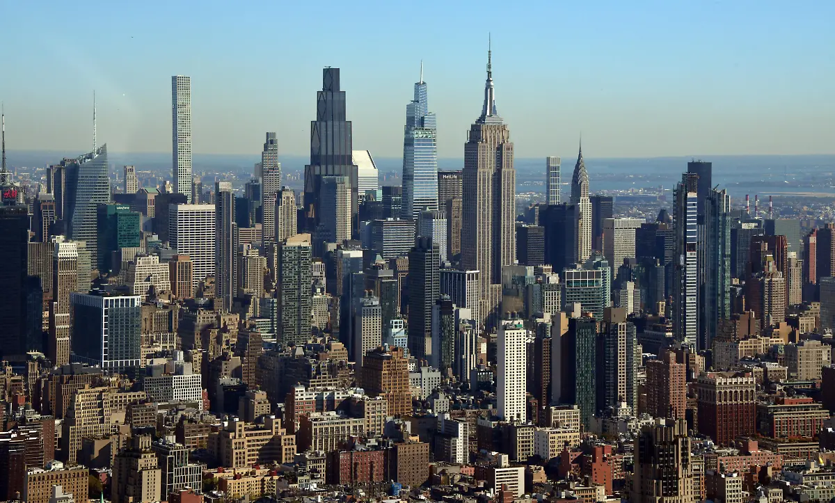 A-view-of-Manhattan-during-a-helicopter-tour-in-New-York-New-York-USA-October-21-2025-New-York-City-s-helicopter-tours-provide-some-of-the-most-popular-aerial-sightseeing-experiences-in-the-world-Flights-over-Manhattan-offer-sweeping-views-of-the-city-including-the-Statue-of-Liberty-the-Brooklyn-Bridge-One-World-Trade-Center-and-the-iconic-skyline-These-tours-offer-a-unique-perspective-on-the-city-s-architecture-and-its-waterfront-highlighting-Manhattan-s-role-as-a-global-urban-landmark