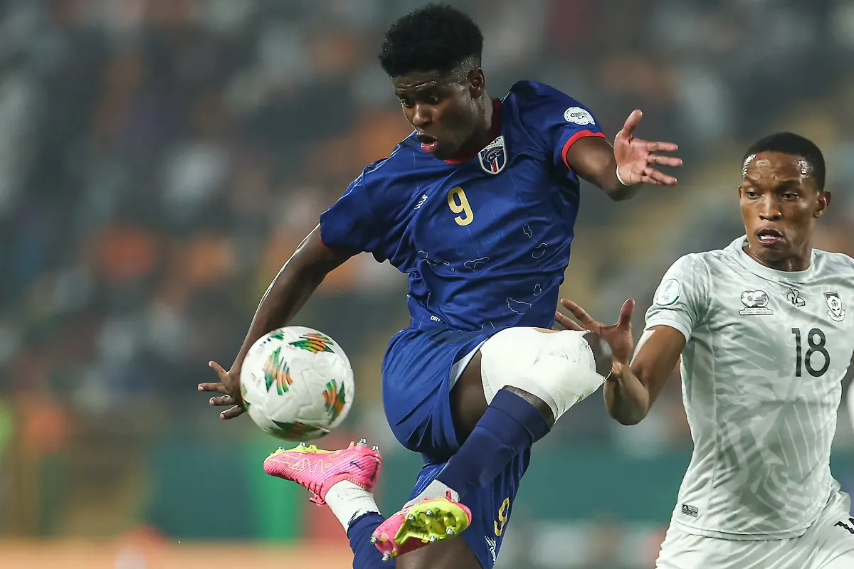 Cape-Verde-s-forward-9-Benchimol-L-fights-for-the-ball-with-South-Africa-s-defender-18-Grant-Kekana-during-the-Africa-Cup-of-Nations-CAN-2024-quarter-final-football-match-between-Cape-Verde-and-South-Africa-at-the-Stade-Charles-Konan-Banny-in-Yamoussoukro-on-February-3-2024