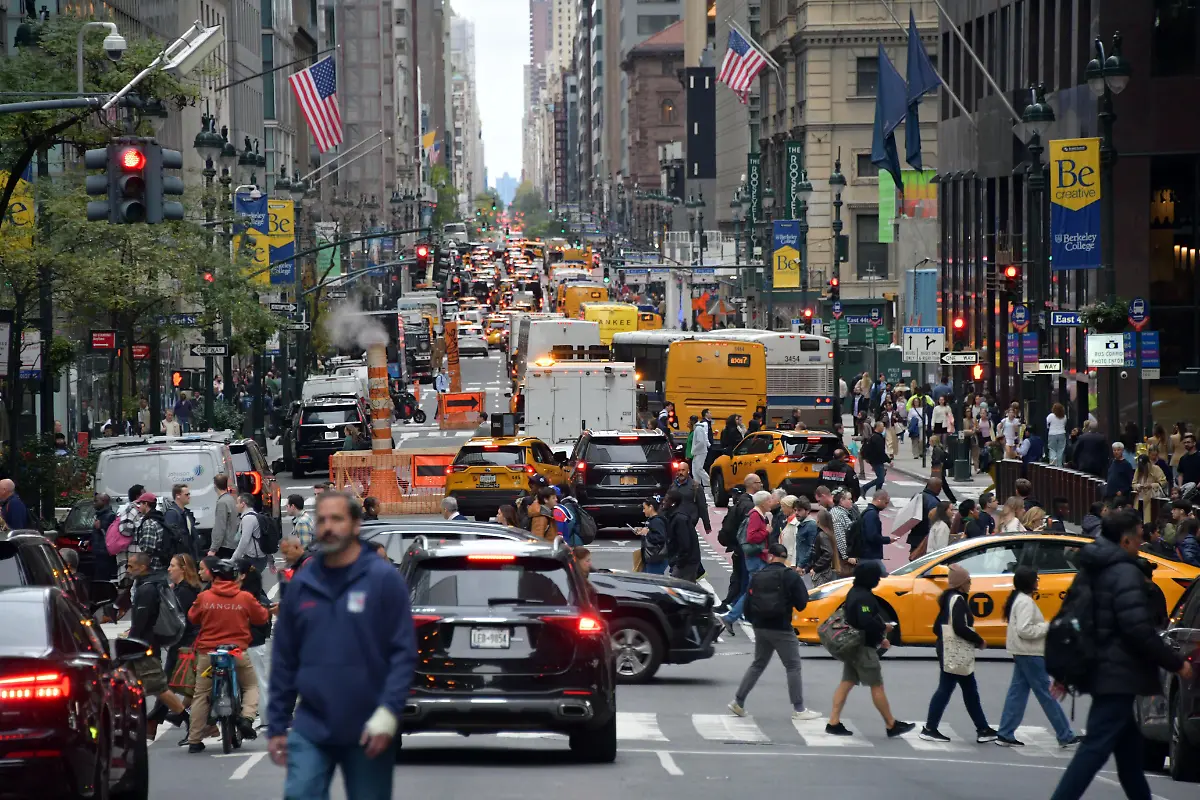 People-walk-on-the-streets-in-New-York-New-York-USA-October-14-2025-New-York-City-is-a-global-center-for-culture-art-media-and-commerce-known-for-its-fast-paced-lifestyle-and-iconic-landmarks-Transportation-in-the-city-is-diverse-and-integral-to-daily-life-including-subways-buses-trains-yellow-cabs-and-pedestrian-traffic-Around-Central-Park-visitors-can-also-find-horse-drawn-carriages-and-pedicabs-reflecting-both-the-city-s-historic-charm-and-modern-urban-mobility