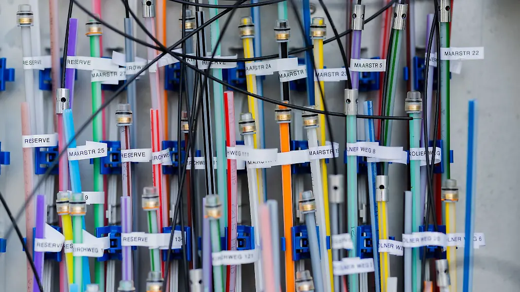 Im-Saarland-gibt-es-im-Zusammenhang-mit-dem-Ausbau-des-Glasfasernetzes-Ermittlungen-Symbolbild