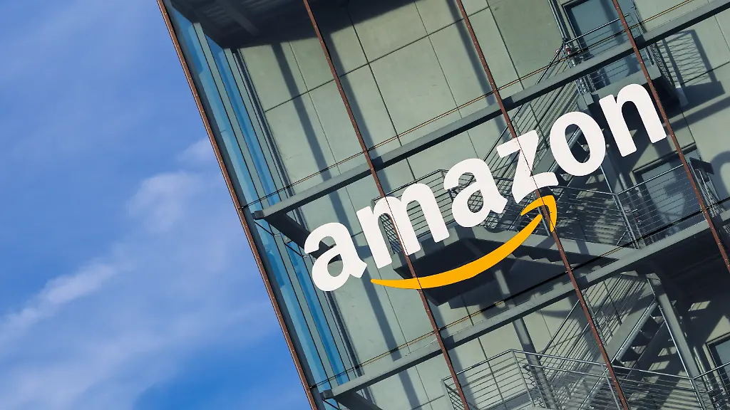 Das-Logo-und-der-Schriftzug-vom-global-agierenden-Onlineversandhaendler-Amazon-ist-an-der-Fassade-der-Zentrale-von-Amazon-Deutschland-in-der-Parkstadt-Schwabing-in-Muenchen-Bayern-zu-sehen-Amazon-com-Inc-ist-ein-boersennotierter-US-amerikanischer-global-agierender-Onlineversandhaendler-In-Deutschland-zaehlt-der-Konzern-zu-den-umsatzstaerksten-US-Unternehmen