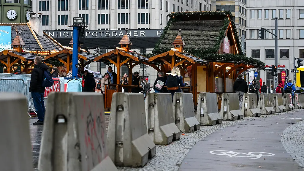Betonbloecke-stehen-rund-um-den-Weihnachtsmarkt-Winterwelt-Potsdamer-Platz-Berlin-der-bereits-seit-dem-31-Oktober-geoeffnet-ist