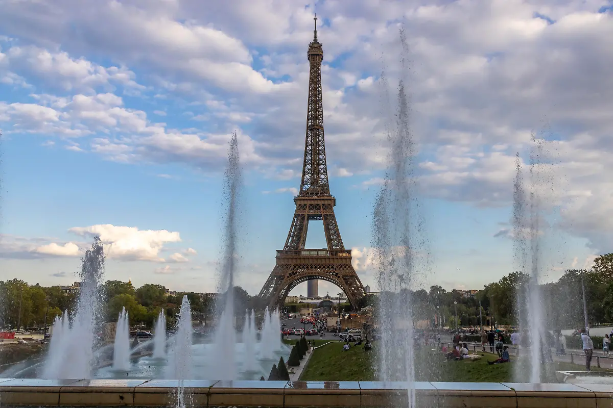 Wasserfontaene-Brunnen-Fontaenen-der-Gruenanlage-Jardins-du-Trocadero-und-im-Hintergrund-Eifelturm-Paris-Ile-de-France-Frankreich-Europa
