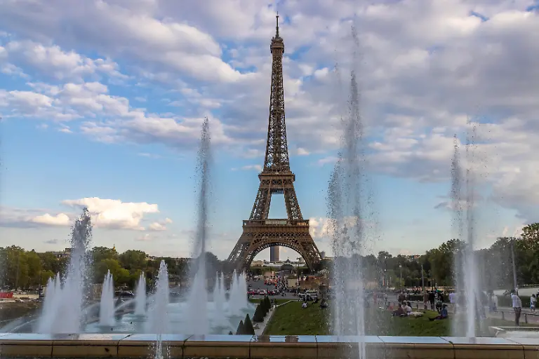 Wasserfontaene-Brunnen-Fontaenen-der-Gruenanlage-Jardins-du-Trocadero-und-im-Hintergrund-Eifelturm-Paris-Ile-de-France-Frankreich-Europa