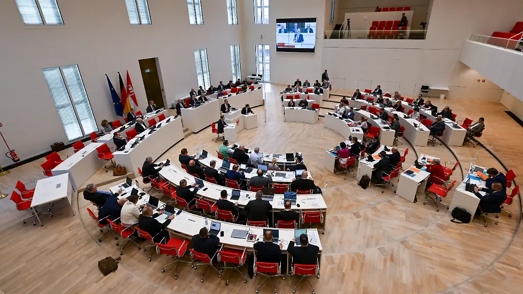 Der-Brandenburger-Landtag-waehrend-einer-Sitzung-Behandelt-wird-u-a-der-Medienstaatsvertrag-zum-Jugendmedienschutz-und-Reformstaatsvertrag-Die-BSW-Fraktion-will-mehrheitlich-dagegen-stimmen-damit-kaeme-keine-eigene-Koalitionsmehrheit-zustande-die-CDU-will-aber-dafuer-stimmen-damit-eine-Mehrheit-vorhanden-ist