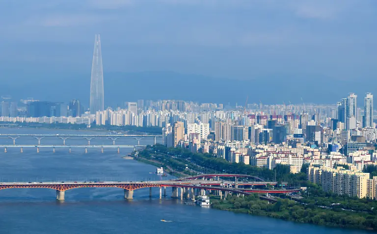 General-view-of-the-Han-River-bridges-and-Lotte-Tower-from-the-west-to-the-east-of-central-Seoul-Officially-Seoul-Special-City-is-the-capital-of-the-Republic-of-Korea-commonly-known-as-South-Korea-and-the-country-s-most-extensive-urban-center