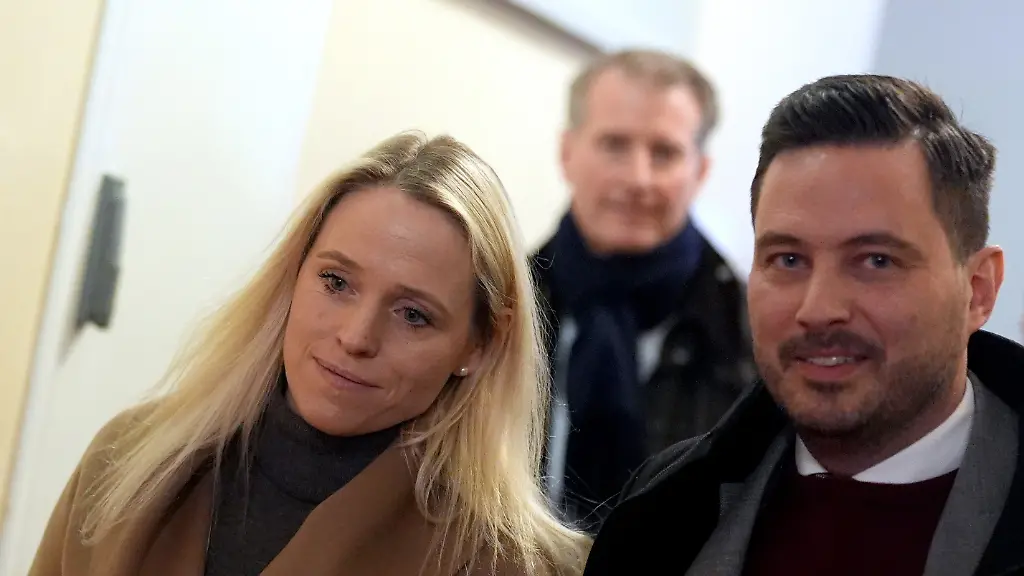 Astrid-Have-l-Zeugin-und-Ehefrau-von-Nebenklaeger-Stephan-Hensel-hinten-M-verlaesst-mit-ihrem-Rechtsanwalt-Frederic-Schneider-in-einer-Pause-im-Prozess-wegen-mutmasslicher-Kindesentfuehrung-den-Gerichtssaal-im-Landgericht-Hamburg-In-einer-Nacht-und-Nebel-Aktion-wurden-in-der-Silvesternacht-2023-24-zwei-Kinder-der-Gastronomie-Unternehmerin-C-Block-von-Daenemark-nach-Deutschland-gebracht-Wegen-der-mutmasslichen-Entfuehrung-findet-am-Landgericht-Hamburg-der-Prozess-statt-unter-anderem-gegen-Block