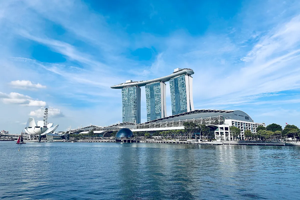 Halbinsel-Marina-Singapur-04-Mai-2025-Im-Bild-Das-Marina-Bay-Sands-Hotel-Resort-ein-unverkennbares-Wahrzeichen-Singapurs-thront-imposant-auf-der-Halbinsel-Marina-South-Es-befindet-sich-strategisch-guenstig-zwischen-der-Bucht-Marina-Bay-an-der-Muendung-des-Singapore-River-und-der-Strasse-von-Singapur-Das-architektonisch-beeindruckende-Gebaeude-setzt-sich-aus-drei-Hoteltuermen-zusammen-die-jeweils-55-Stockwerke-umfassen-und-im-Juli-2009-ihre-maximale-Hoehe-von-191-Metern-erreichten-Die-Daecher-dieser-drei-Tuerme-werden-durch-eine-spektakulaere-Dachterrasse-den-sogenannten-Sands-SkyPark-verbunden-der-nicht-nur-eine-atemberaubende-Aussicht-bietet-sondern-auch-als-Freizeitoase-hoch-ueber-der-Stadt-dient