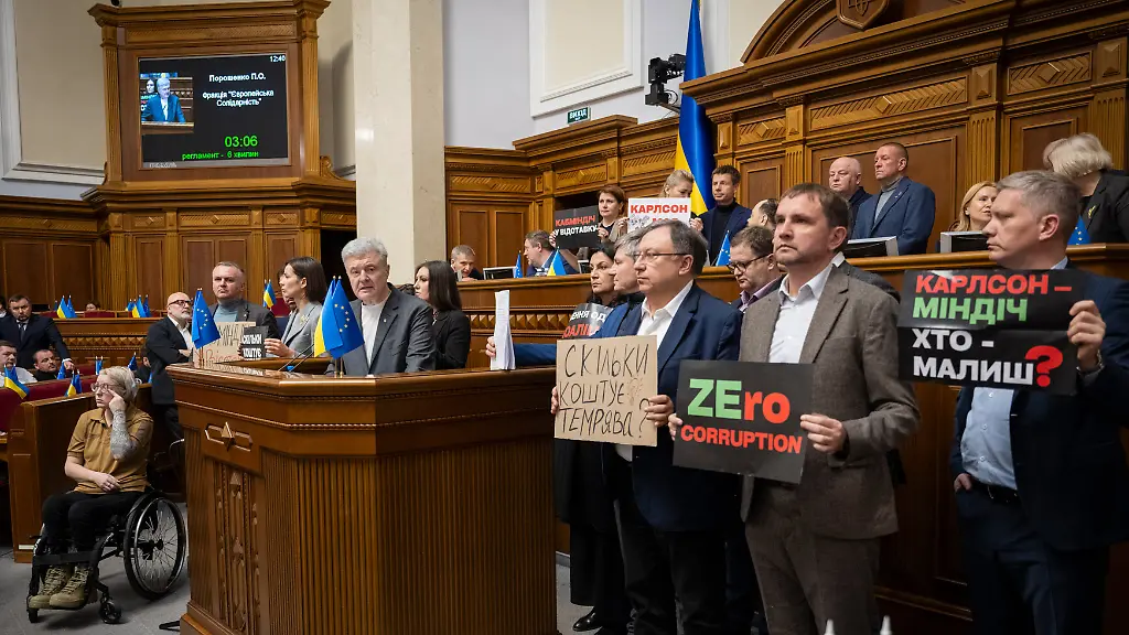 Oppositionsabgeordnete-blockieren-die-Tribuene-des-Parlaments-und-fordern-die-Absetzung-der-Regierung-nach-einem-grossen-Korruptionsskandal-im-Energiesektor-des-Landes