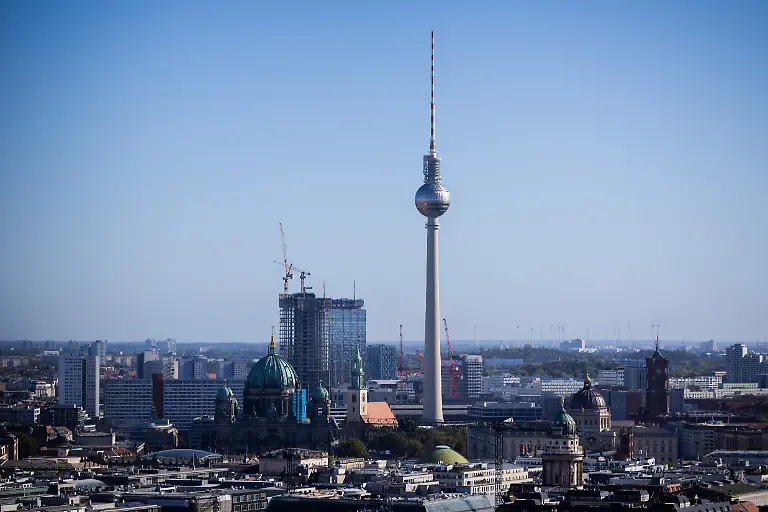 Der-Berliner-Fernsehturm-vor-blauem-Himmel