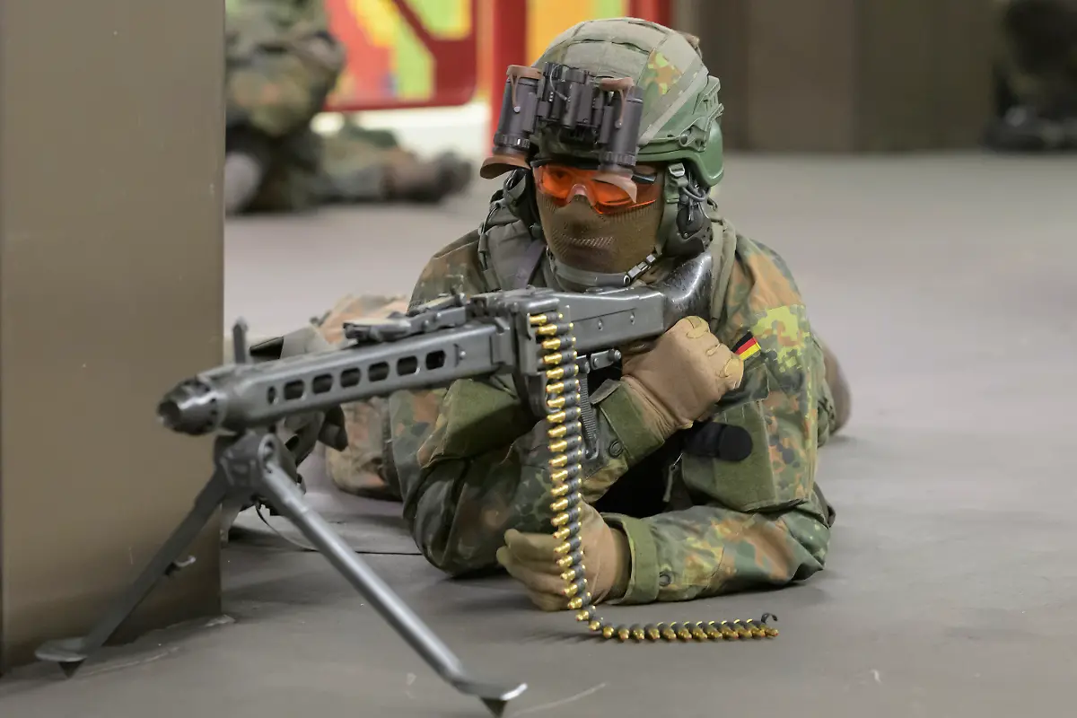 GER-Berlin-Medientag-zur-Kompanieuebung-Bollwerk-Baerlin-III-der-2-Kompanie-des-Wachbataillons-in-der-Nacht-vom-18-11-auf-den-19-11-2025-Freikaempfen-von-Verkehrswegen-Evakuierung-eigener-Kraefte-Festsetzen-von-Saboteuren-Kampf-bei-eingeschraenkter-Sicht-19-11