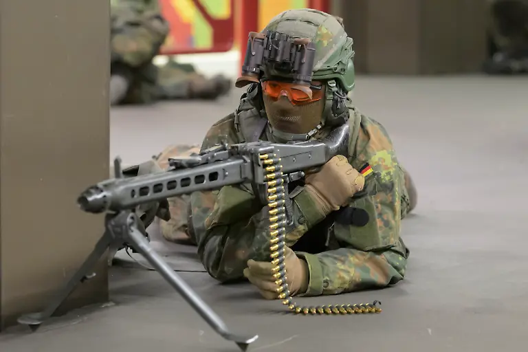 GER-Berlin-Medientag-zur-Kompanieuebung-Bollwerk-Baerlin-III-der-2-Kompanie-des-Wachbataillons-in-der-Nacht-vom-18-11-auf-den-19-11-2025-Freikaempfen-von-Verkehrswegen-Evakuierung-eigener-Kraefte-Festsetzen-von-Saboteuren-Kampf-bei-eingeschraenkter-Sicht-19-11