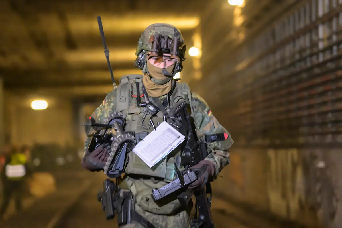 GER-Berlin-Medientag-zur-Kompanieuebung-Bollwerk-Baerlin-III-der-2-Kompanie-des-Wachbataillons-in-der-Nacht-vom-18-11-auf-den-19-11-2025-Freikaempfen-von-Verkehrswegen-Evakuierung-eigener-Kraefte-Festsetzen-von-Saboteuren-Kampf-bei-eingeschraenkter-Sicht-19-11