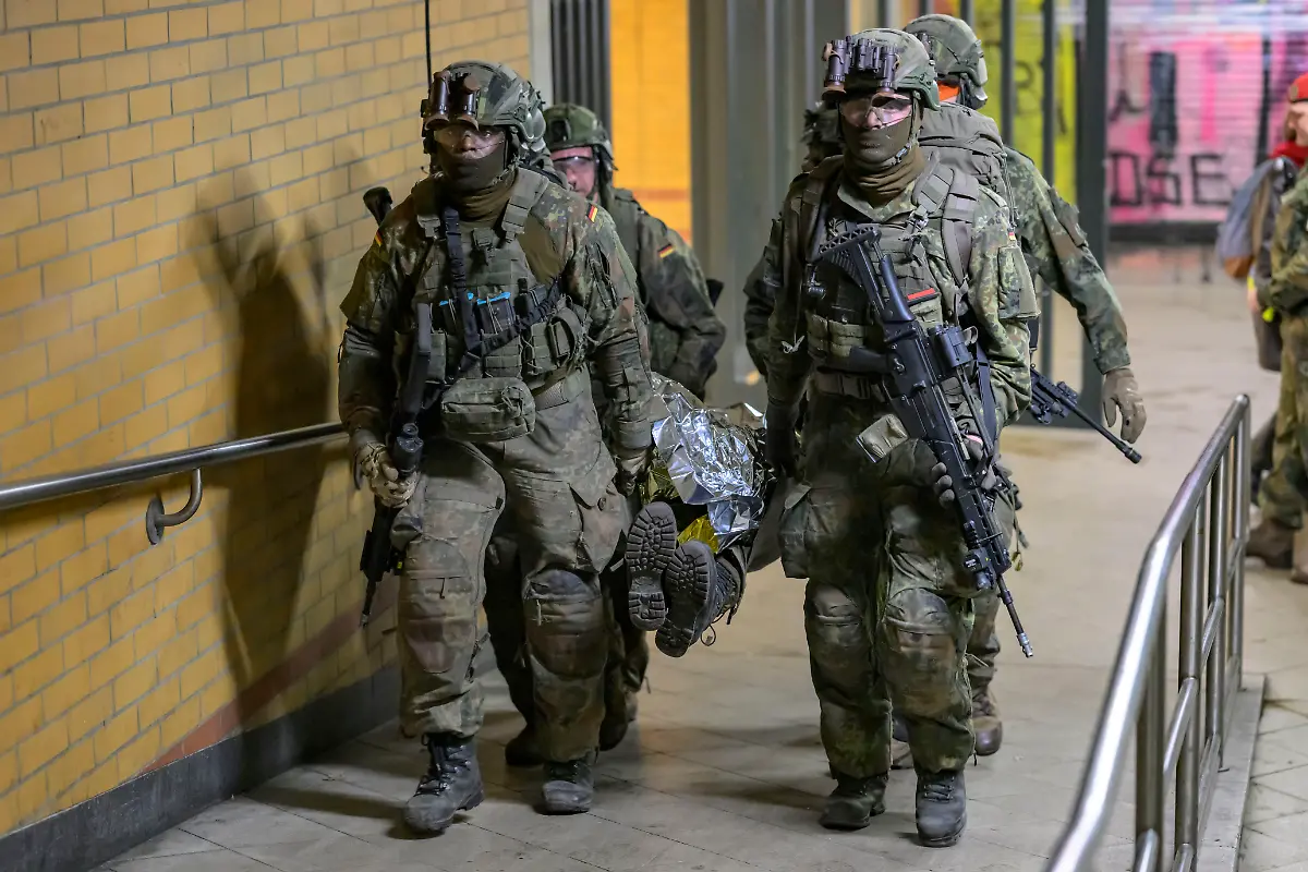 GER-Berlin-Medientag-zur-Kompanieuebung-Bollwerk-Baerlin-III-der-2-Kompanie-des-Wachbataillons-in-der-Nacht-vom-18-11-auf-den-19-11-2025-Freikaempfen-von-Verkehrswegen-Evakuierung-eigener-Kraefte-Festsetzen-von-Saboteuren-Kampf-bei-eingeschraenkter-Sicht-19-11