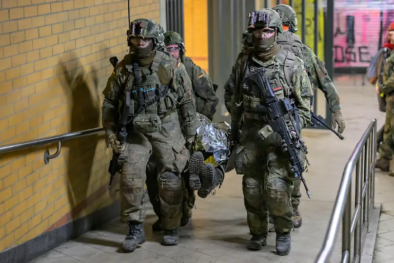 GER-Berlin-Medientag-zur-Kompanieuebung-Bollwerk-Baerlin-III-der-2-Kompanie-des-Wachbataillons-in-der-Nacht-vom-18-11-auf-den-19-11-2025-Freikaempfen-von-Verkehrswegen-Evakuierung-eigener-Kraefte-Festsetzen-von-Saboteuren-Kampf-bei-eingeschraenkter-Sicht-19-11