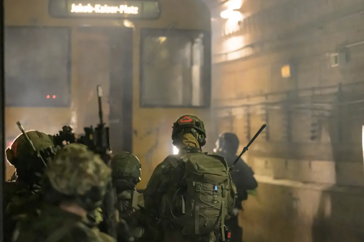 GER-Berlin-Medientag-zur-Kompanieuebung-Bollwerk-Baerlin-III-der-2-Kompanie-des-Wachbataillons-in-der-Nacht-vom-18-11-auf-den-19-11-2025-Freikaempfen-von-Verkehrswegen-Evakuierung-eigener-Kraefte-Festsetzen-von-Saboteuren-Kampf-bei-eingeschraenkter-Sicht-19-11