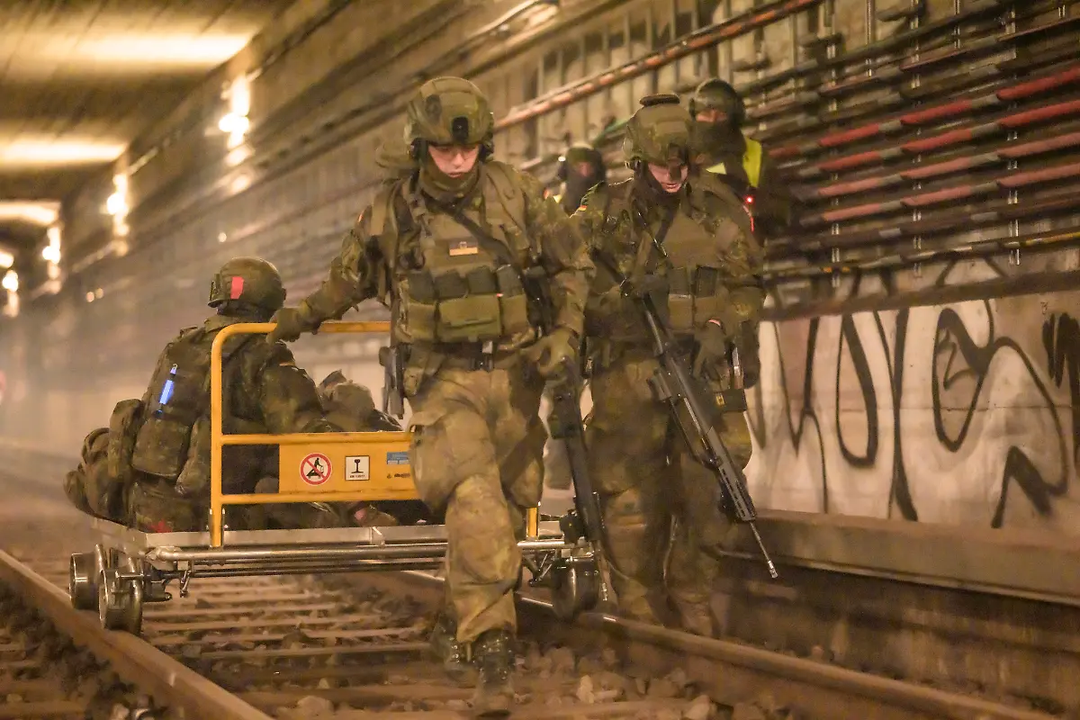 GER-Berlin-Medientag-zur-Kompanieuebung-Bollwerk-Baerlin-III-der-2-Kompanie-des-Wachbataillons-in-der-Nacht-vom-18-11-auf-den-19-11-2025-Freikaempfen-von-Verkehrswegen-Evakuierung-eigener-Kraefte-Festsetzen-von-Saboteuren-Kampf-bei-eingeschraenkter-Sicht-19-11