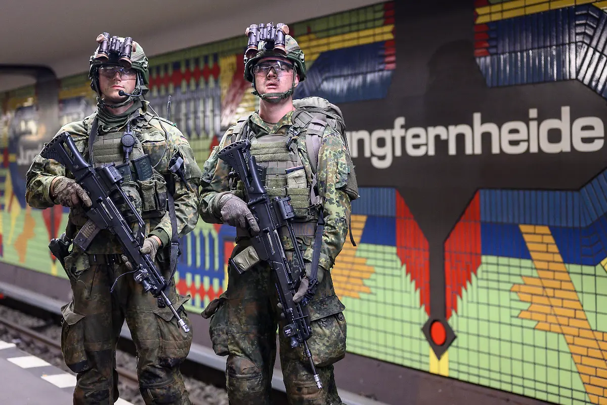 GER-Berlin-Medientag-zur-Kompanieuebung-Bollwerk-Baerlin-III-der-2-Kompanie-des-Wachbataillons-in-der-Nacht-vom-18-11-auf-den-19-11-2025-Freikaempfen-von-Verkehrswegen-Evakuierung-eigener-Kraefte-Festsetzen-von-Saboteuren-Kampf-bei-eingeschraenkter-Sicht-19-11